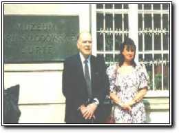 Helga Zepp-LaRouche i Lyndon LaRouche przed domem Marii Curie Sklodowskiej