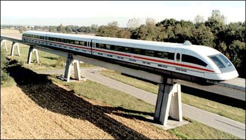 Szybkobiezny pociag magnetyczny poruszajacy sie z predkoscia okolo 400km/h